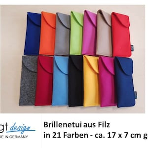 Könnte beinhalten: Ein Set mit 21 Brillenetuis aus Filz in verschiedenen Farben, darunter Blau, Rot, Grün, Gelb und Grau. Die Etuis sind ca. 17 x 7 cm groß und werden in Deutschland handgefertigt.