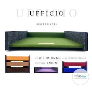 Könnte beinhalten: Ein grünes Filz-Briefablagefach mit schwarzen Seiten. Das Fach ist mit "UFFICIO BRIEFABLAGEN" beschriftet. Das Fach ist aus Wollfilz gefertigt und in verschiedenen Farben erhältlich. Der Text "AUS WOLLHALTIGEM DEKOFILZ-IN EINER VIELZAHL STILVOLLER FARBEN!" befindet sich unter dem Fach. Der Text "voigt design HANDMADE IN GERMANY" befindet sich am unteren Rand des Bildes.