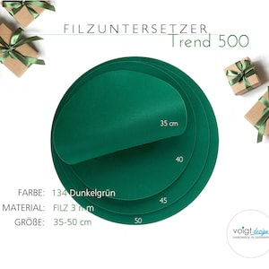 Könnte beinhalten: Set aus vier grünen Filzuntersetzern in verschiedenen Größen, von 35 cm bis 50 cm Durchmesser. Die Untersetzer sind aus 3 mm dickem Filz und tragen die Aufschrift "FILZUNTERSETZER Trend 500".