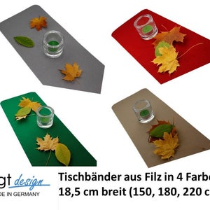 Könnte beinhalten: Vier Tischbänder aus Filz in den Farben Grau, Rot, Grün und Beige. Jedes Band ist mit einem kleinen Glasgefäß und Herbstblättern dekoriert. Der Text "Tischbänder aus Filz in 4 Farben 18,5 cm breit (150, 180, 220 cm)" befindet sich am unteren Rand des Bildes.