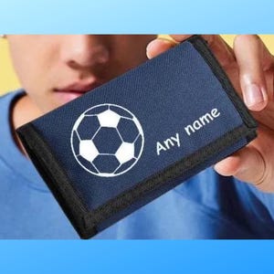 Bola de futebol personalizada Carteira presente para um fã de futebol Personalizada com nome ou texto um presente perfeito para ele e ela Carteira Ripper 3 dobras