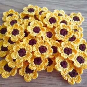 Set mit 8 handgefertigten kleinen Sonnenblumen-Applikationen zur Verzierung