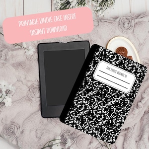Puede incluir: Un lector de libros electrónicos Kindle negro junto a una funda tipo cuaderno de composición en blanco y negro. La funda tiene una etiqueta que dice "THIS KINDLE BELONGS TO". Una pancarta rosa en la parte superior dice "PRINTABLE KINDLE CASE INSERT INSTANT DOWNLOAD".