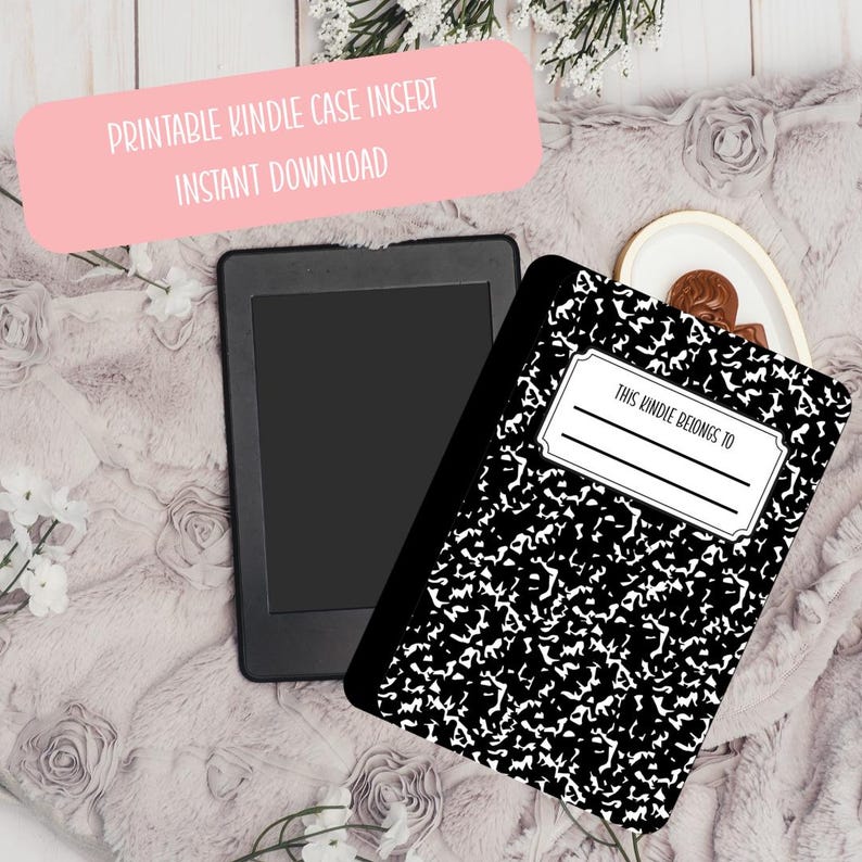 K&ouml;nnte beinhalten: Ein schwarzer Kindle-E-Reader neben einem schwarz-wei&szlig;en H&uuml;llen-Einsatz im Notizbuchstil. Der H&uuml;lleneinsatz hat ein Etikett mit der Aufschrift &bdquo;THIS KINDLE BELONGS TO&ldquo;. Ein rosa Banner oben lautet &bdquo;PRINTABLE KINDLE CASE INSERT INSTANT DOWNLOAD&ldquo;.