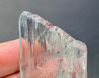 Natural Green Colour Transparent Fluorescent Kunzite Crystal from Afghanistan Mine, Kunzite Specimen, Natural Mineral. 21 Grams