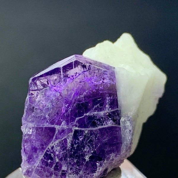 Belle couleur pourpre rare spécimen de cristal de scapolite fluorescente sur matrice provenant de la mine de Badakshan en Afghanistan, scapolite brute. 13 grammes