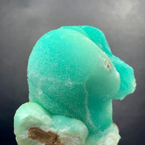 Natuurlijk bruin gekleurd transparant Axinite-kristal met groene ...