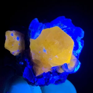 【アフガニスタン産】ピンクアパタイト(イエロー蛍光) アフガニスタン産】ピンクアパタイト(イエロー蛍光)