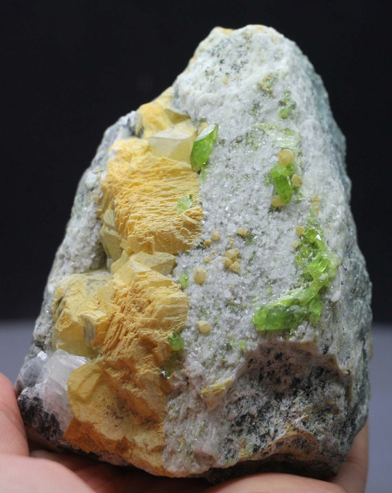 マトリックス上の天然グリーンスフェーンチタン石標本。 【公式通販】