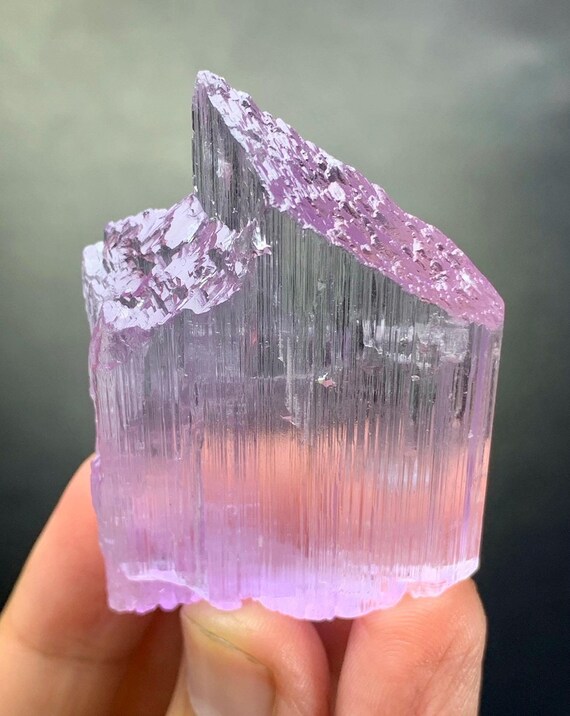 天然の二色クンツァイト結晶。 【公式通販】