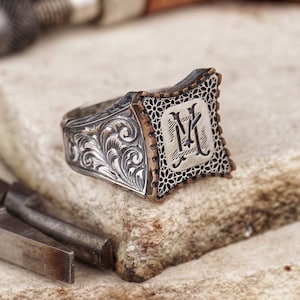 Anillo de monograma de plata de 925 quilates, anillo de sello con letras entrelazadas personalizado, anillo floral para hombre hecho a mano, anillo de sello cuadrado personalizado para hombre