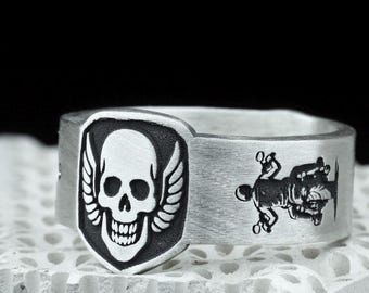 Anillo de calavera de motociclista para hombre, joyería de motociclista de plata esterlina, anillo de banda punk gótica, anillo de calavera hecho a mano inspirado en heavy metal.