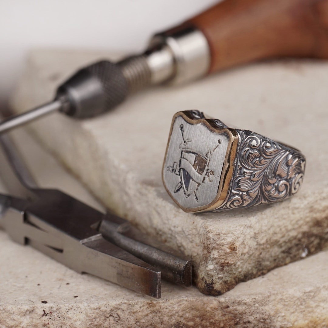Anello in argento da uomo fatto a mano con scudo reale inciso