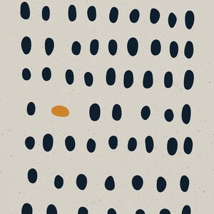 Pu&ograve; includere: Uno sfondo beige con una griglia di cerchi blu scuro. Un cerchio &egrave; di un colore diverso, un arancio chiaro.