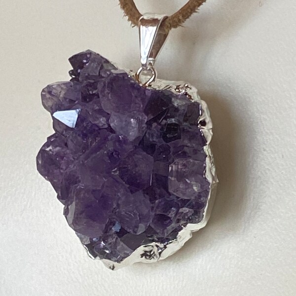 Amethyst, Anhänger, Druse. Er hat eine Länge von ca. 3cm