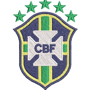 以下が含まれることがあります： ブラジルサッカー連盟（CBF）のエンブレムが刺繍されたパッチ。デザインは、青色の背景、白い十字、および「CBF」の文字を含むシールド形状です。5つの緑色の星がシールドの上にあります。