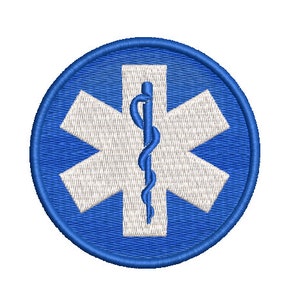 Peut inclure: Un cercle bleu avec une étoile de vie blanche et un caducée au centre. L'étoile de vie est une étoile à six branches avec un seul point vers le haut. Le caducée est un bâton avec deux serpents entrelacés autour.