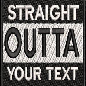 Op de afbeelding: Geborduurde patch met de tekst "STRAIGHT OUTTA YOUR TEXT" in witte en zwarte draad. De tekst is in drie regels geplaatst op een zwarte achtergrond met een witte streep in het midden. De patch heeft een zwarte rand.