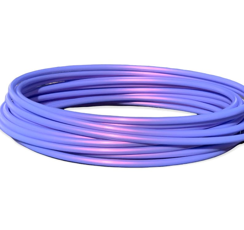 K&ouml;nnte beinhalten: Ein zusammengerollter lila- und rosafarbener Metallic-Hula-Hoop f&uuml;r Tanz oder Sport.