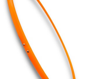 Puede incluir: Un aro de hula de plástico naranja con un diámetro de aproximadamente 76 cm. El aro tiene dos pequeños detalles de metal plateado en el lateral.