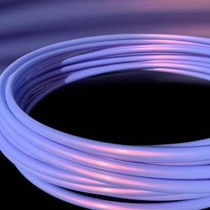 K&ouml;nnte beinhalten: Nahaufnahme eines gewundenen, regenbogenfarbenen lilafarbenen Reifens. Der Reifen ist aus flexiblem Material gefertigt und hat eine glatte, gl&auml;nzende Oberfl&auml;che.