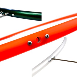 Puede incluir: Tres tipos diferentes de aros con accesorios met&aacute;licos. El primer aro es verde con un cable plateado unido. El segundo aro es naranja con un tornillo plateado. El tercer aro es transparente con un tornillo plateado y una varilla plateada unida a una cuerda amarilla.