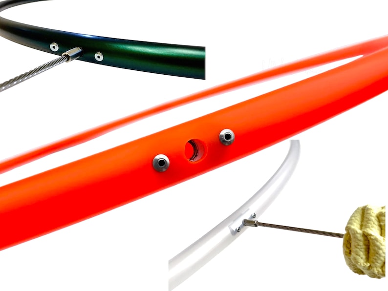 Puede incluir: Tres tipos diferentes de aros con accesorios met&aacute;licos. El primer aro es verde con un cable plateado unido. El segundo aro es naranja con un tornillo plateado. El tercer aro es transparente con un tornillo plateado y una varilla plateada unida a una cuerda amarilla.