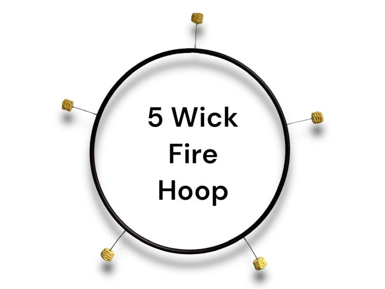 Puede incluir: Un aro de fuego negro con cinco mechas adjuntas. El aro est&aacute; sobre un fondo blanco y el texto "5 Wick Fire Hoop" est&aacute; impreso en el aro.