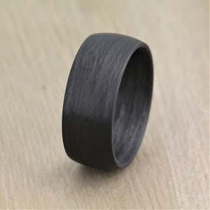 Alianza de compromiso o boda de fibra de carbono de 9 a 12 mm de ancho con grabado GRATIS. Alianza de boda de fibra de carbono negra hecha a mano.