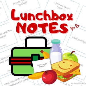 Peut inclure: Une boîte à lunch verte avec une poignée rouge et une note blanche qui dit "J'adore nos rires ensemble !" La boîte à lunch est entourée d'une banane, d'un verre de lait, d'un sandwich, d'une pomme et d'une pomme rouge. L'image comprend également plusieurs cartes blanches avec du texte dessus, notamment "Comment aimez-vous la tomate ?" et "Je t'aime SOC".