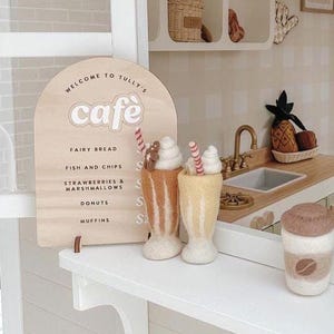 Conjunto de brinquedos de madeira para café infantil – Placas de cardápio de comida e bebida para brincadeiras de faz de conta e diversão imaginativa | Brincadeira de faz de conta | Decoração de sala de jogos | Cozinha de barro