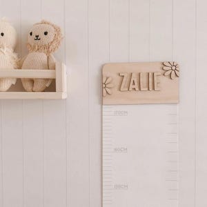 パーソナライズされたキャンバス成長チャート - 子供と家族のためのカスタム身長定規、木製の名前トッパー、ミニマリストの壁装飾