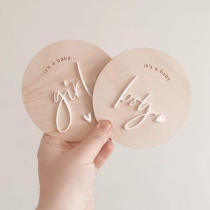 &quot;Gender Reveal Plaque aus Holz - &quot;&quot;It&#39;s a Girl&quot;&quot; & &quot;&quot;It&#39;s a Boy&quot;&quot; Schilder für Babyankündigungen | Neues Baby | Hallo Welt Ankündigung | Erinnerungsstück