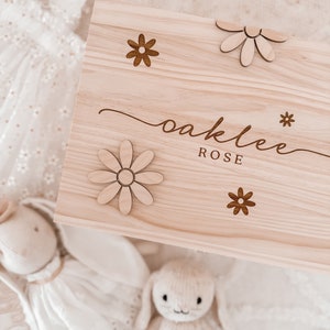 Caja de recuerdos personalizada para bebé - Margarita - Grabado en madera - Recuerdo para recién nacido - Caja de recuerdos de madera - Regalo para baby shower
