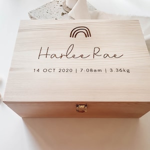 Caja de recuerdos para bebé - Caja de recuerdos personalizada - Regalos para recién nacidos - Caja de recuerdos de madera - Caja de recuerdos arcoíris - Caja de madera grabada