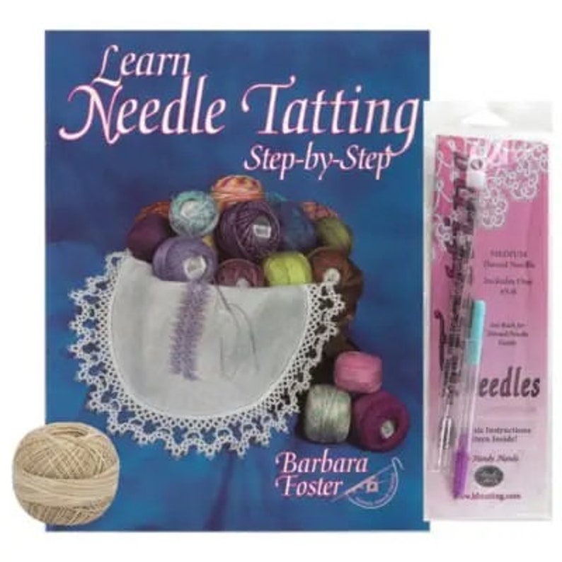 Puede incluir: Un libro titulado "Learn Needle Tatting Step-by-Step" de Barbara Foster, que muestra un primer plano de un encaje blanco y una cesta de ovillos de lana de colores. La portada del libro es azul con texto blanco. Tambi&eacute;n se muestra un paquete de agujas de tatting.