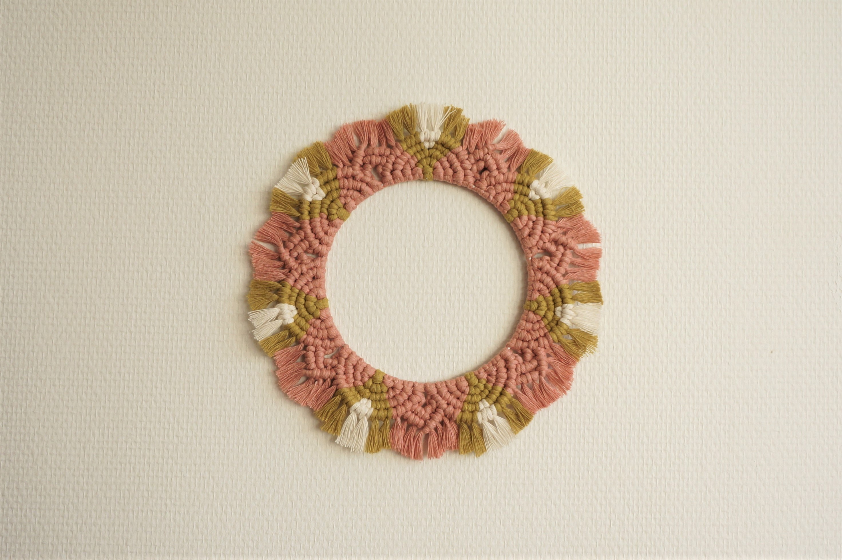 Couronne en Macramé, Mandala Couronne Multi Couleur, Décoration Murale