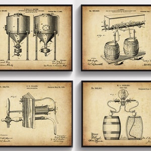 Pode incluir: Quatro impressões emolduradas de patentes vintage de invenções relacionadas à cerveja. As impressões apresentam desenhos técnicos detalhados de equipamentos de fabricação de cerveja, incluindo tanques, barris e bombas. As impressões são em preto e branco sobre um fundo bege, com texto e diagramas.