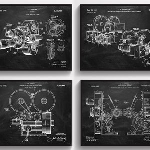 Può includere: Un set di quattro disegni di brevetto vintage in bianco e nero di cineprese. I disegni sono in stile minimalista e presentano illustrazioni dettagliate dei meccanismi delle cineprese. I numeri di brevetto e le date sono inclusi nei disegni.