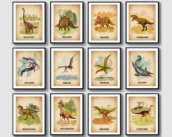 Op de afbeelding: Een set van 12 aquarel-dinosaurusillustraties, elk met een andere dinosaurussoort met de naam eronder. De illustraties zijn geplaatst tegen een achtergrond in vintage-stijl.