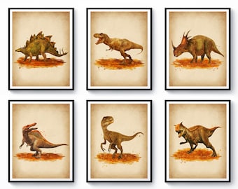 Op de afbeelding: Set van zes vintage-stijl illustraties van verschillende dinosaurussen op een beige achtergrond. De dinosaurussen zijn afgebeeld in aquarelstijl met spatten van oranje en bruine verf.