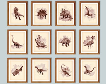 Op de afbeelding: Een set van 12 ingelijste prints met aquarel illustraties van verschillende dinosaurussen. Elke print heeft een bruine achtergrond met een aquareleffect en een witte rand. De dinosaurussen zijn realistisch afgebeeld en omvatten een Tyrannosaurus Rex, een Stegosaurus, een Triceratops, een Pterodactylus, een Brachiosaurus, een Plesiosaurus, een Ankylosaurus, een Iguanodon, een Elasmosaurus, een Velociraptor en twee andere dinosaurussen.