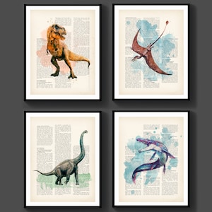 Puede incluir: Conjunto de cuatro impresiones enmarcadas con ilustraciones de acuarela de dinosaurios sobre un fondo de página de libro antiguo. Los dinosaurios incluyen un Tyrannosaurus Rex, un Pterodactyl, un Brachiosaurus y un Plesiosaur.