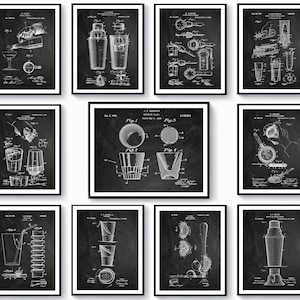 Puede incluir: Una colección de grabados de patentes en blanco y negro enmarcados de herramientas de bar y equipos para hacer cócteles. Los grabados presentan ilustraciones detalladas de cocteleras, coladores y otros accesorios de bar, ideales para la decoración de un bar en casa o cocina.