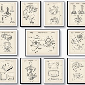 Może przedstawiać: Zestaw dziewięciu czarno-białych ilustracji w stylu vintage kontrolerów i konsol do gier wideo. Ilustracje są w stylu rysunków patentowych i przedstawiają różne kontrolery, w tym joysticki, pady i konsole przenośne.