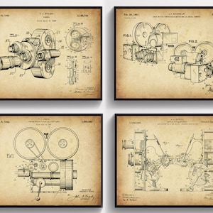 Può includere: Un set di quattro disegni di brevetto vintage in bianco e nero per una cinepresa. I disegni sono incorniciati in cornici nere e hanno uno sfondo beige. I disegni sono degli anni '1900 e mostrano le diverse parti della cinepresa.