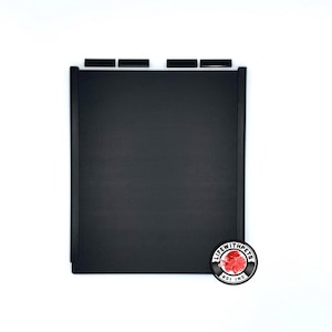 Peut inclure: Panneau de barri&egrave;re pour animaux de compagnie en plastique noir avec un cadre noir. Le panneau est rectangulaire et a une surface lisse. Le cadre a une s&eacute;rie de petites languettes noires le long du bord sup&eacute;rieur.