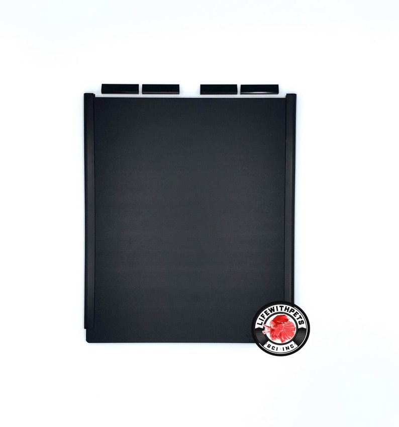 Peut inclure: Panneau de barri&egrave;re pour animaux de compagnie en plastique noir avec un cadre noir. Le panneau est rectangulaire et a une surface lisse. Le cadre a une s&eacute;rie de petites languettes noires le long du bord sup&eacute;rieur.
