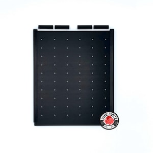 Peut inclure: Panneau en plastique noir avec une grille de petits trous. Le panneau est entour&eacute; d'un cadre noir. Le panneau porte l'inscription "Life With Pets BCI Inc.".