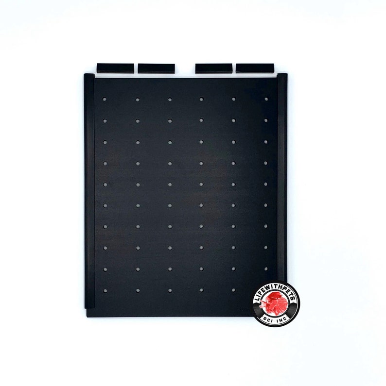 Peut inclure: Panneau en plastique noir avec une grille de petits trous. Le panneau est entour&eacute; d'un cadre noir. Le panneau porte l'inscription "Life With Pets BCI Inc.".